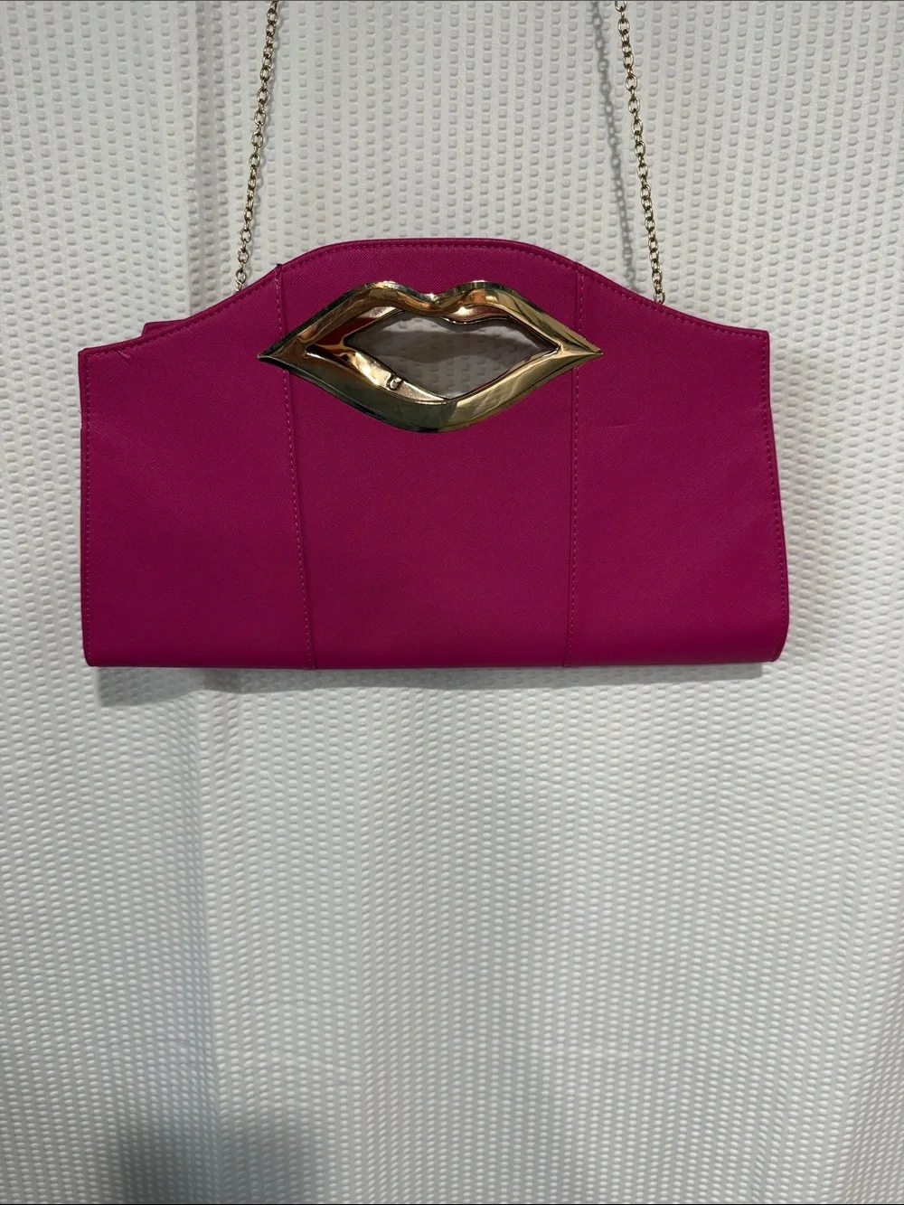 Fuchsia Lip-Accent Chain Shoulder Clutch